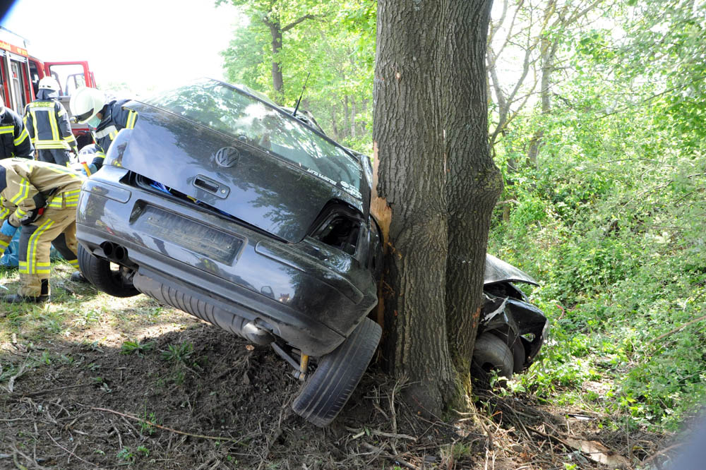 24-Jhriger kracht gegen Baum  lebensgefhrlich verletzt