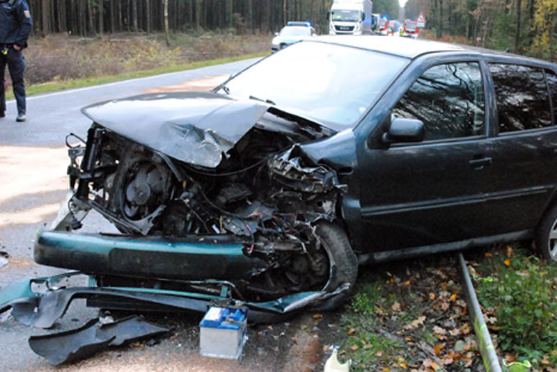 Unfall auf der L 276: Auto prallte in den Tank eines Lkw