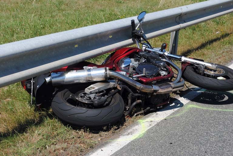 Schwerer Verkehrsunfall, Motorradfahrerin schwer verletzt