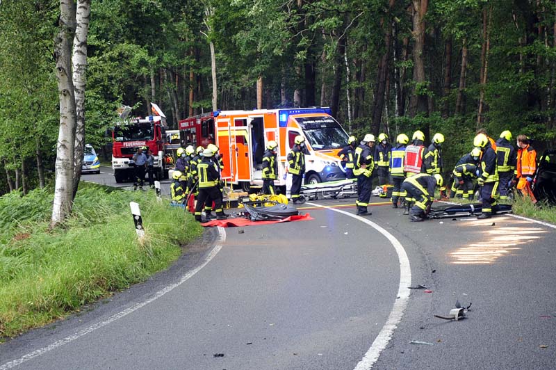 Rettungshubschrauber im Einsatz: Fahrer bei Unfall im Auto eingeklemmt