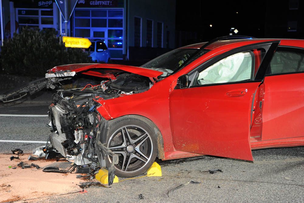 Drei Personen wurden bei dem Unfall verletzt. (Fotos: kk)