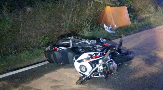 Aus bislang ungeklrter Ursache kam er auf abschssiger Strecke in einer Linkskurve nach rechts von der Fahrbahn ab und verlor die Kontrolle ber sein Fahrzeug. (Foto: RS Media)