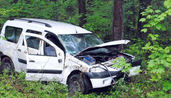 Der Fahrer wurde schwer verletzt in ein Krankenhaus gebracht. (Foto: kk)