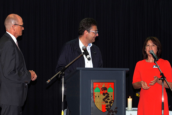 Von links: Stephan Zorn (Geschftsstellenleiter Westerwald Bank Hachenburg), Markus Kurtseifer (Vorstand Westerwald Bank), Helena  Schuck (Geschftsfhrerin GFB) Foto: WW-Bank