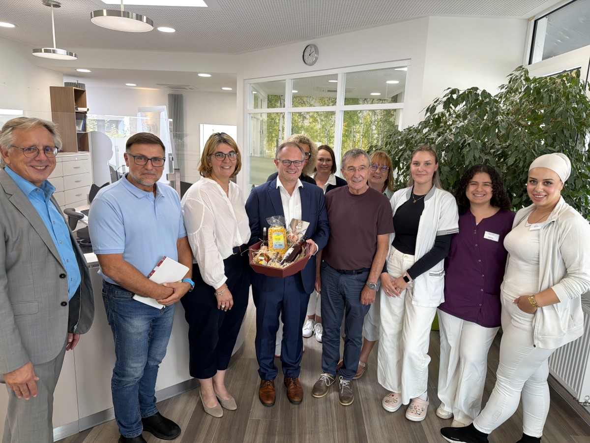 Praxisteam gemeinsam mit Oberb�rgermeister Jan Einig und Christoph Engels von der st�dt. Wirtschaftsf�rderung. Foto: Ulf Steffenfauseweh