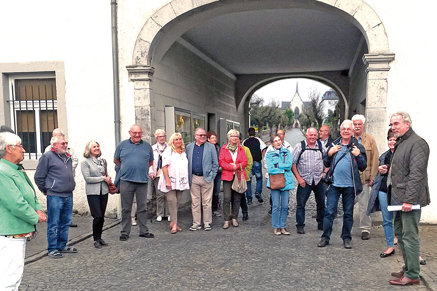 Leben und Wirken der Zisterzienser frher und heute: Der Linzer Brgermeister und VdK Vorsitzende Dr. Hans Georg Faust (rechts) erlutert die Geschichte der Abtei Marienstatt. Fotos: VdK Linz am Rhein