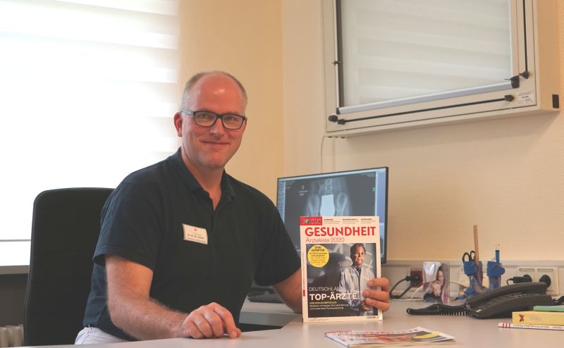 Kinder- und Neuroorthopde Dr. Bjrn Vehse  mit der aktuellen Ausgabe der Zeitschrift, die den Siegener Arzt als Experten in seinem Bereich fhrt. Foto: privat