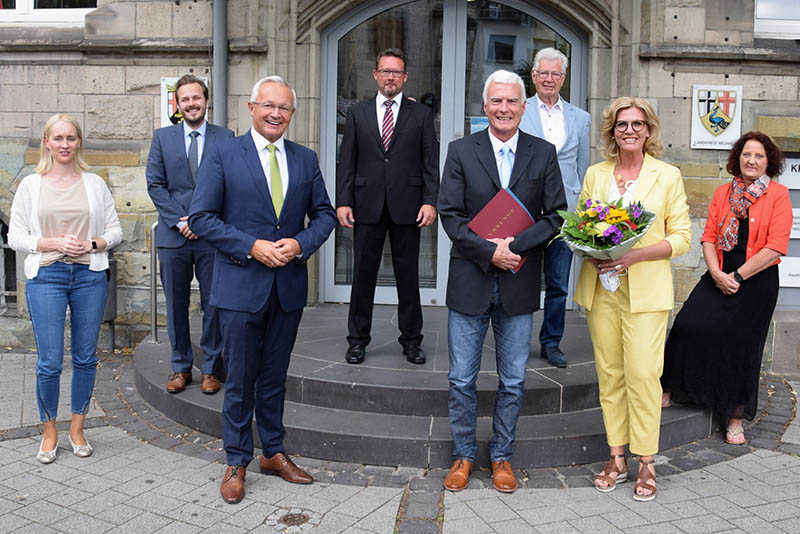 Von inks: Broleiterin Diana Wonka, Finanzabteilungsleiter Florian Hoffstadt, Landrat Achim Hallerbach, Personalreferent Oliver Honnef, Werner Meurer, Kreisbeigeordneter Werner Wittlich, Ehefrau Daniela Meurer und Personalratsvorsitzende Birgit Eisenhuth. Foto: Kreisverwaltung