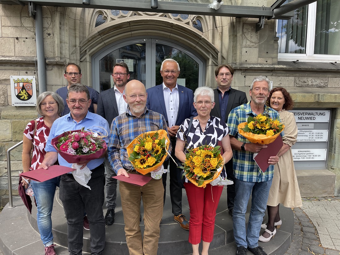 Wilfried Mller (von links mit Blumen), Klaus Dills, Petra Wagner und Thomas Strohmenger sind von Landrat Achim Hallerbach in den Ruhestand verabschiedet worden. (Foto: Stadt Neuwied)