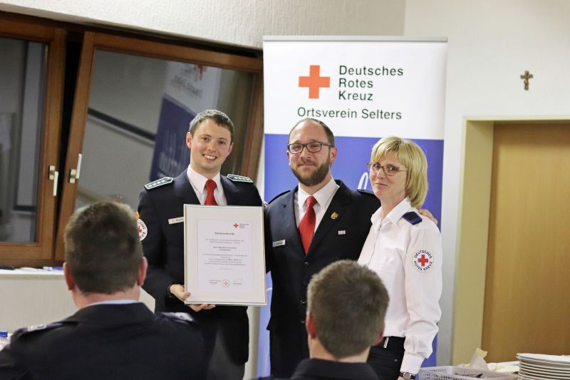 Bereitschaftsleiter Casten Steindorf, Benjamin Greschner und Vorsitzende Gabi Zender bei der Verabschiedung von Benjamin Greschner. Fotos: DRK
