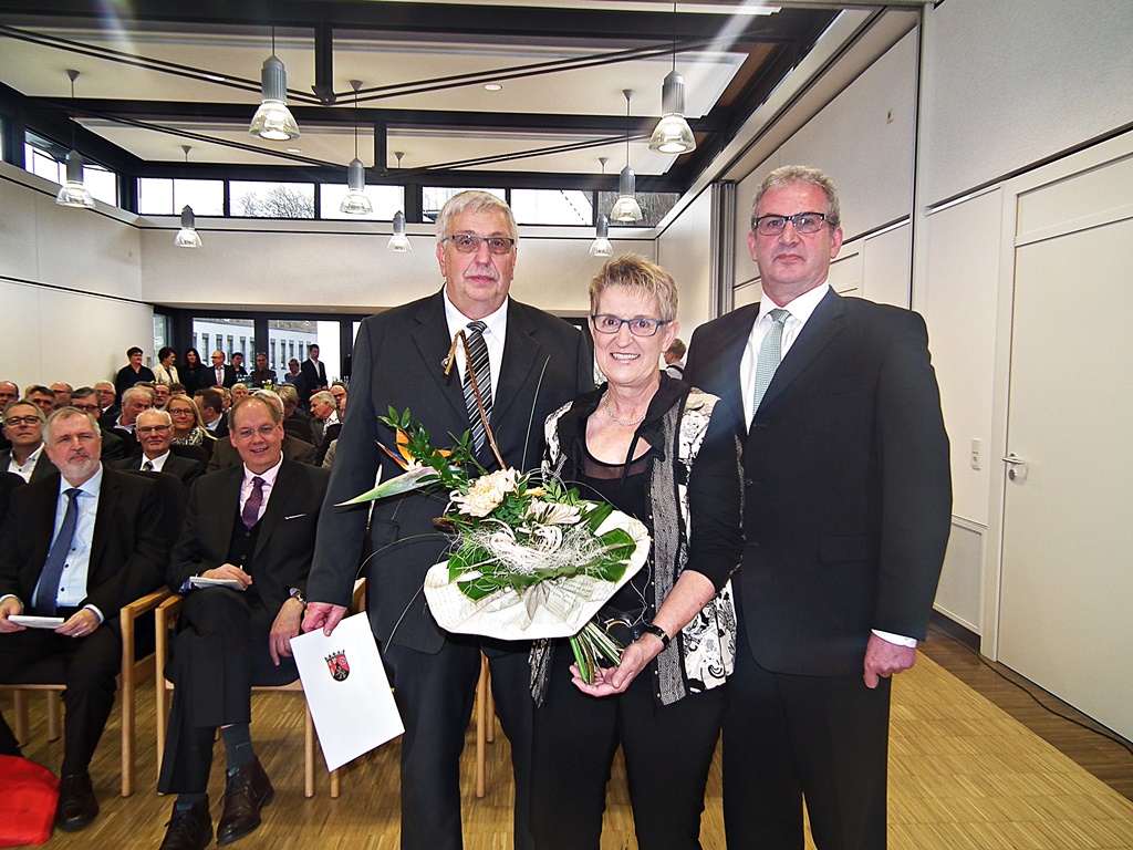 V.l. Franz Orthen mit seiner Frau Elke und Polizeiprsident Karlheinz Maron bei der feierlichen Verabschiedung im Betzdorfer Rathaus. (Foto: Regina Steinhauer)