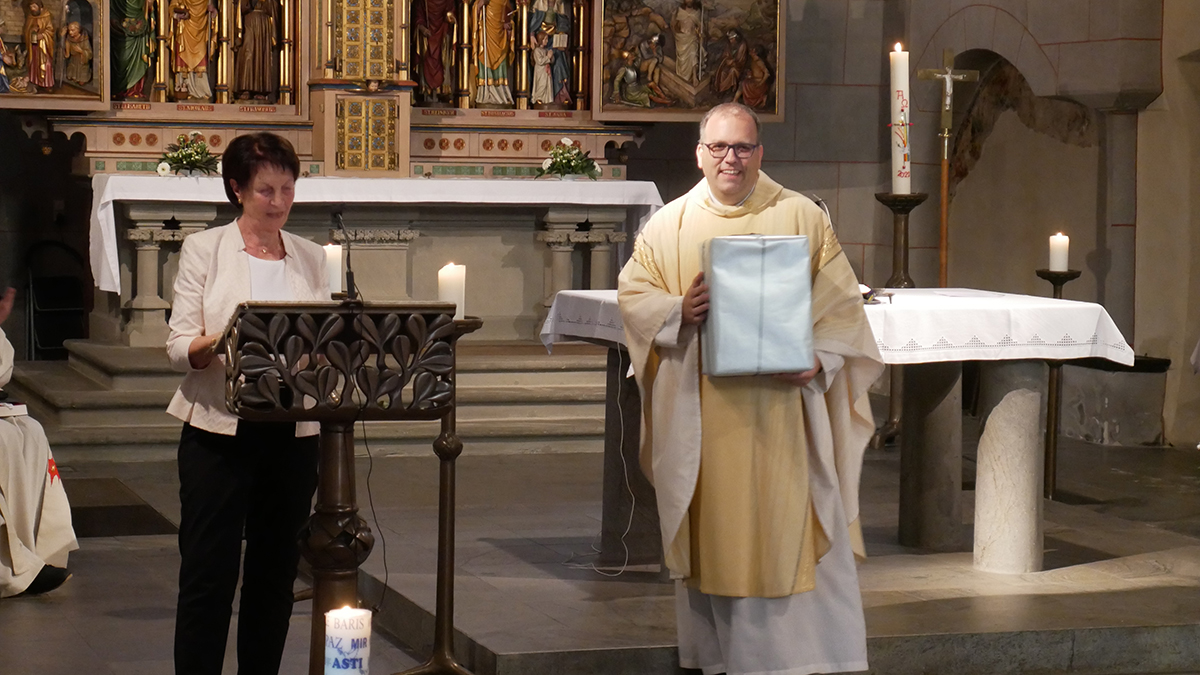 Pfarrer Stefan Salzmann predigt in Verabschiedungsgottesdienst zu "Liebes"-Popsongs