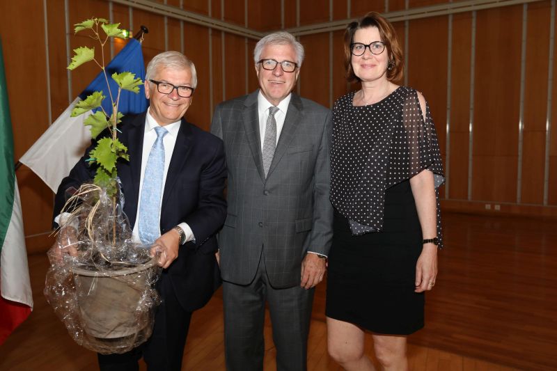 Eine Weinrebe vom Unkeler Sonnenberg berreichte (von links) Stadtbrgermeister Gerhard Hausen seinem scheidenden Kamener Amtskollegen Hermann Hupe und dessen Ehefrau Christine als Zeichen gewachsener Verbundenheit. Foto: privat