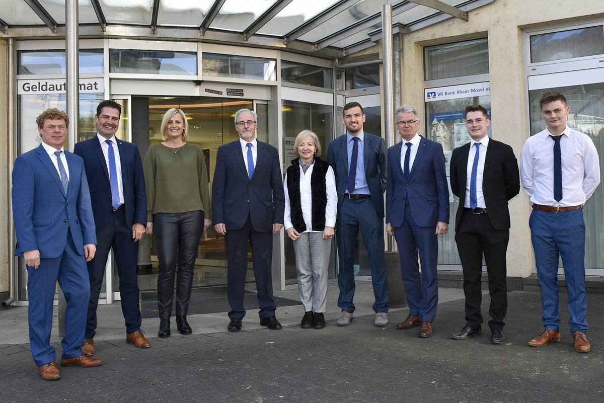 Vorstand und Wegbegleiter verabschieden Hannelore Pantenburg und Hans Loosen in den wohlverdienten Ruhestand. Foto: VR-Bank