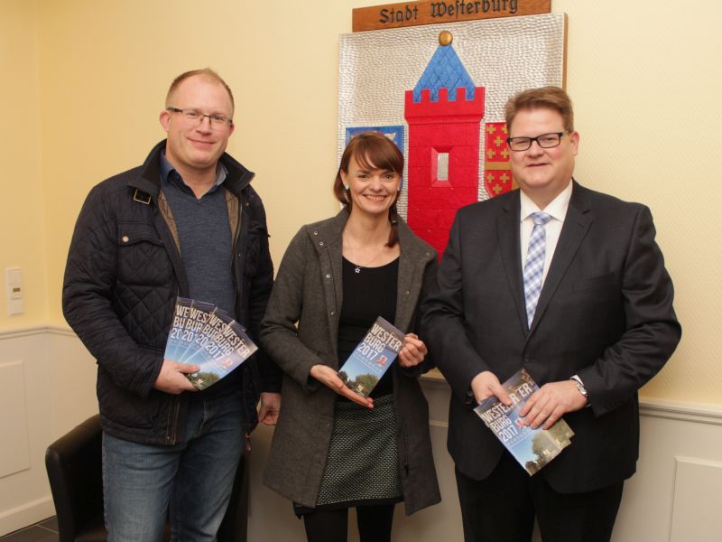 Der Veranstaltungskalender 2017 bietet eine umfassende bersicht ber die geplanten Aktionen in der Stadt und seinen Stadtteilen. An der offiziellen Vorstellung des Kalenders nahm neben Stadtbrgermeister Ralf Seekatz (rechts) und dem Vorsitzenden des Gewerbevereins Westerburger Land, Peter Stoth (links), auch Steffi Paasche teil. Foto: Ulrike Preis