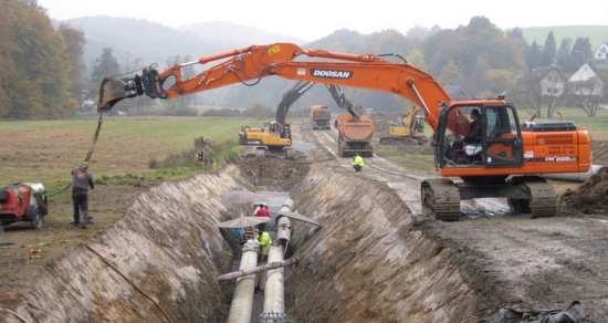 Im vergangenen Jahr sind im Auftrag des Ministeriums fr Umwelt, Energie, Ernhrung und Forsten Frdermittel in Hhe von rund sieben Millionen Euro fr wasserwirtschaftliche Manahmen im Kreis Altenkirchen, hier der Bau einer  berrtlichen Verbindungsleitung fr Trinkwasser, durch die Struktur- und Genehmigungsdirektion (SGD) Nord ausgezahlt worden. (Foto: WKA Zweckverband Wasserversorgung Kreis Altenkirchen)