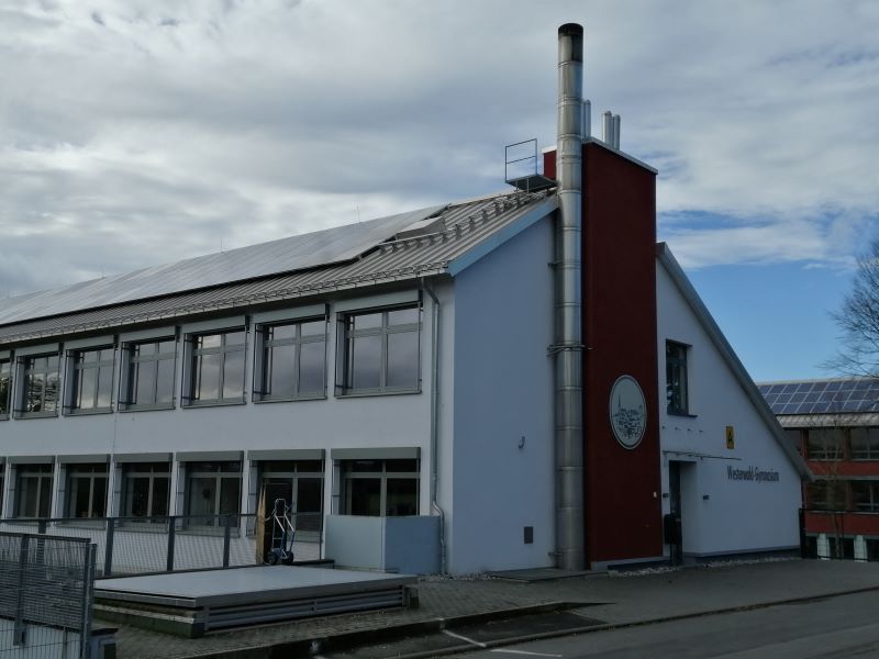 Die sichtbaren Zeichen der Heizzentrale sind der silberne Schornstein und die groe metallene Abdeckplatte ber dem unterirdischen Lager. (Foto: hak)