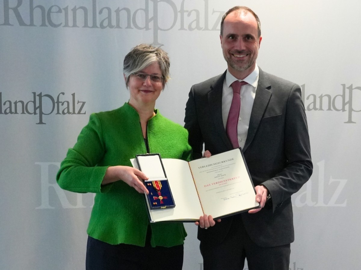 Staatsminister Clemens Hoch �berreicht Birgit Mock das Bundesverdienstkreuz. (Foto: MWG)