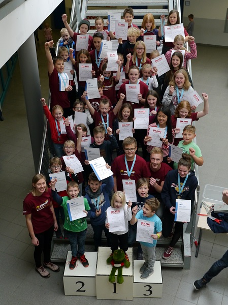 Stolz stellten sich die Kinder mit der Jugendwartin Paulina Pfeifer (1. Reihe links) mit dem stellvertretenden Jugendwart Robert Pfeifer (3. Reihe, 2. Von rechts) zu einem Gruppenfoto auf. (Foto: Verein)