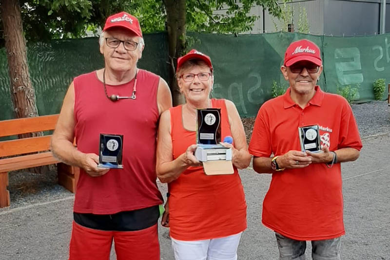 Auf dem Bild Mitte 1. Platz Uschi Reitz, links 2. Platz Peter Reitz und rechts 3. Platz Markus Merx. Foto: Verein