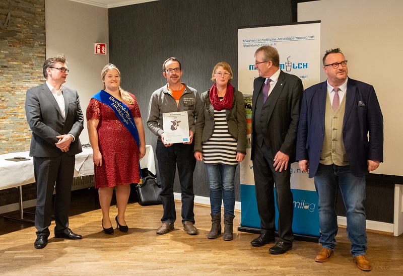 v.l.n.r. Molkereivertreter Peter Manderfeld, Milchknigin Katharina Weber, Arie Bernard Verhoef, Lisette Verhoef, Milag-Vorsitzender Michael Horper, Staatssekretr Andy Becht (Foto: Milag)