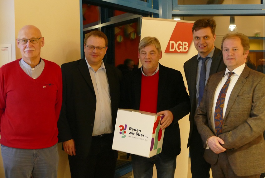 v.l.n.r.: Hermann Mller (EVG), Kreisbeigeordneter Tobias Gerhardus, Gastgeber Bernd Becker (DGB), Oliver Schrei (Westerwaldbus) und Stephan Pauly vom Verkehrsverbund Rhein-Mosel. Eine Urne aus Pappe diente zum Einsammeln etlicher Anregungen und Fragestellungen aus dem Publikum. (Foto: DGB-Kreisverband)