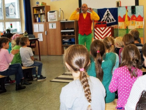 Im Rahmen der Verkehrserziehung erlebten die Schlerinnen und Schler des ersten und zweiten Schuljahres der Martin-Luther-Grundschule in Betzdorf ein verkehrspdagogisches Zauber-Theater. (Foto: privat)