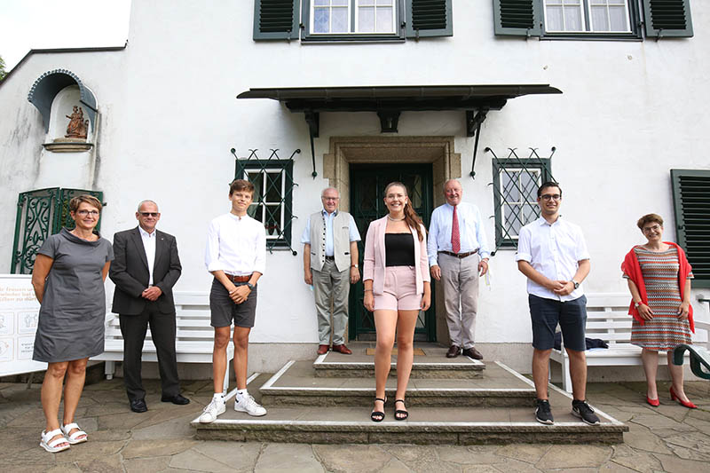 Von linsk: Brbel Schlzchen (LD Rhein-Wied), Lothar Rser (Prsident LC Rhein-Wied), den Preistrger  des 1. Preises Carl Eichborn, Hellmuth Buhr (Vors. Frderverein LC Rhein-Wied), die Preistrgerin des 2. Preises Nina Marie Engels-Riegel, Konrad Adenauer, den Preistrger des 3. Preises Nikos Paltidis sowie Frau Dr. Corinna Franz.Foto: privat