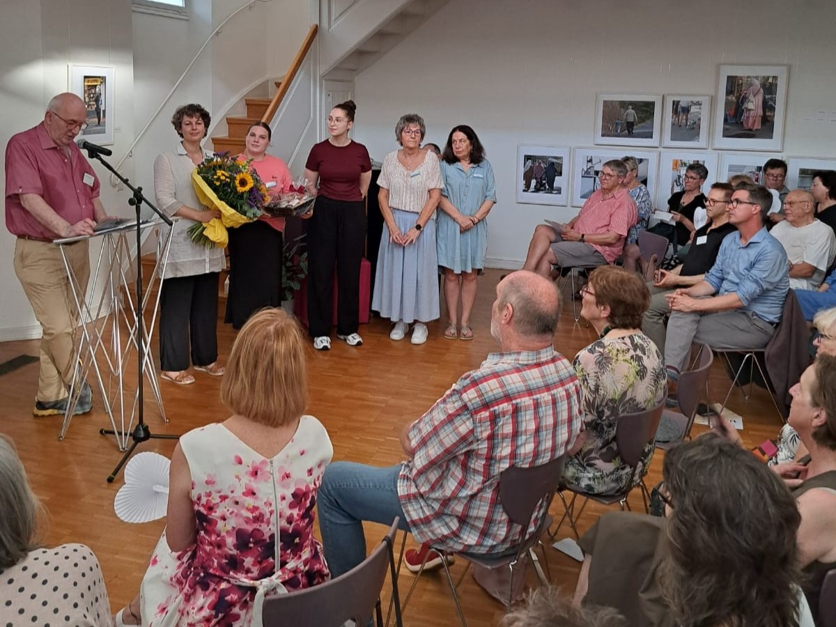 Zur Vernissage der Ausstellung "Neuwied neu gesehen" begr��te die Stadtgalerie Mennonitenkirche zahlreiche G�ste. Im Bild: Sabine Meinen von der Stadtgalerie Mennonitenkirche mit einem Blumenstrau� (Foto: Stephanie Angersbach)