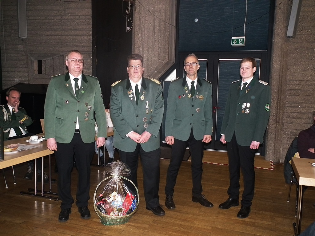 Ralph Kocher, Jrg Gehrmann und Peter Grgen (v.l. mit 2. Brudermeister Florian Jung) legen ihre Vorstandsmandate in der St. Hubertus Schtzenbruderschaft ab. Fotos: Regina Steinhauer 