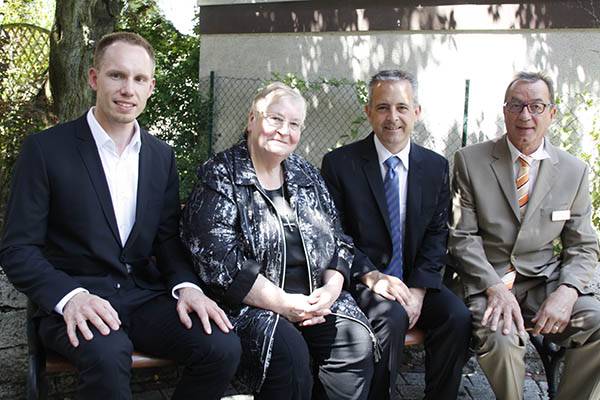 Schwester Marianne Meyer vom Vorstand der Marienhaus Stiftung und Geschftsfhrer Marc Gabelmann (2.von rechts) verabschiedeten Einrichtungsleiter Siegfried Hartinger (rechts) und begrten Georg Gellermann. Foto: Anja Loudovici