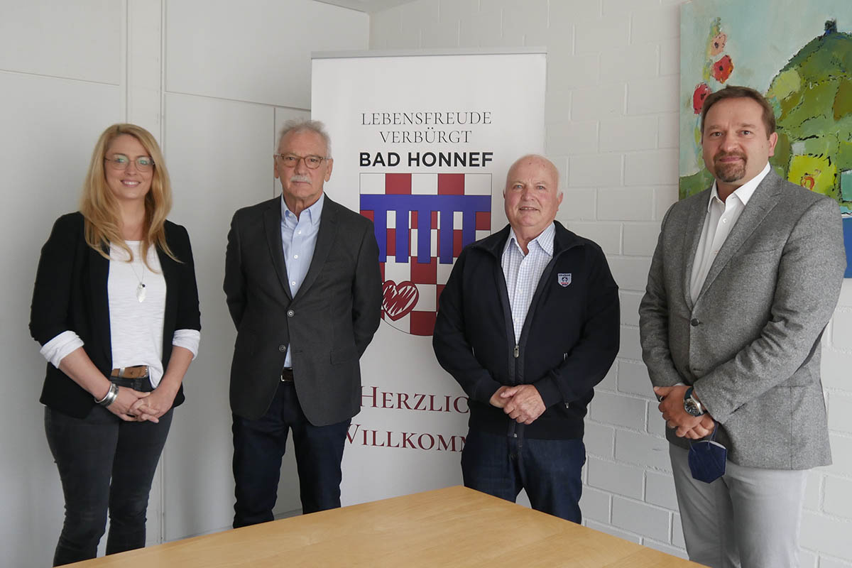 Von links: Citymanagerin Miriam Brackelsberg, Hans Ott, Werner Euskirchen und der Erste Beigeordnete Bad Honnefs, Holger Heuser, besiegelten den Mietvertrag fr die Rume an der Bahnhofstrae. Foto: Andrea Hauser