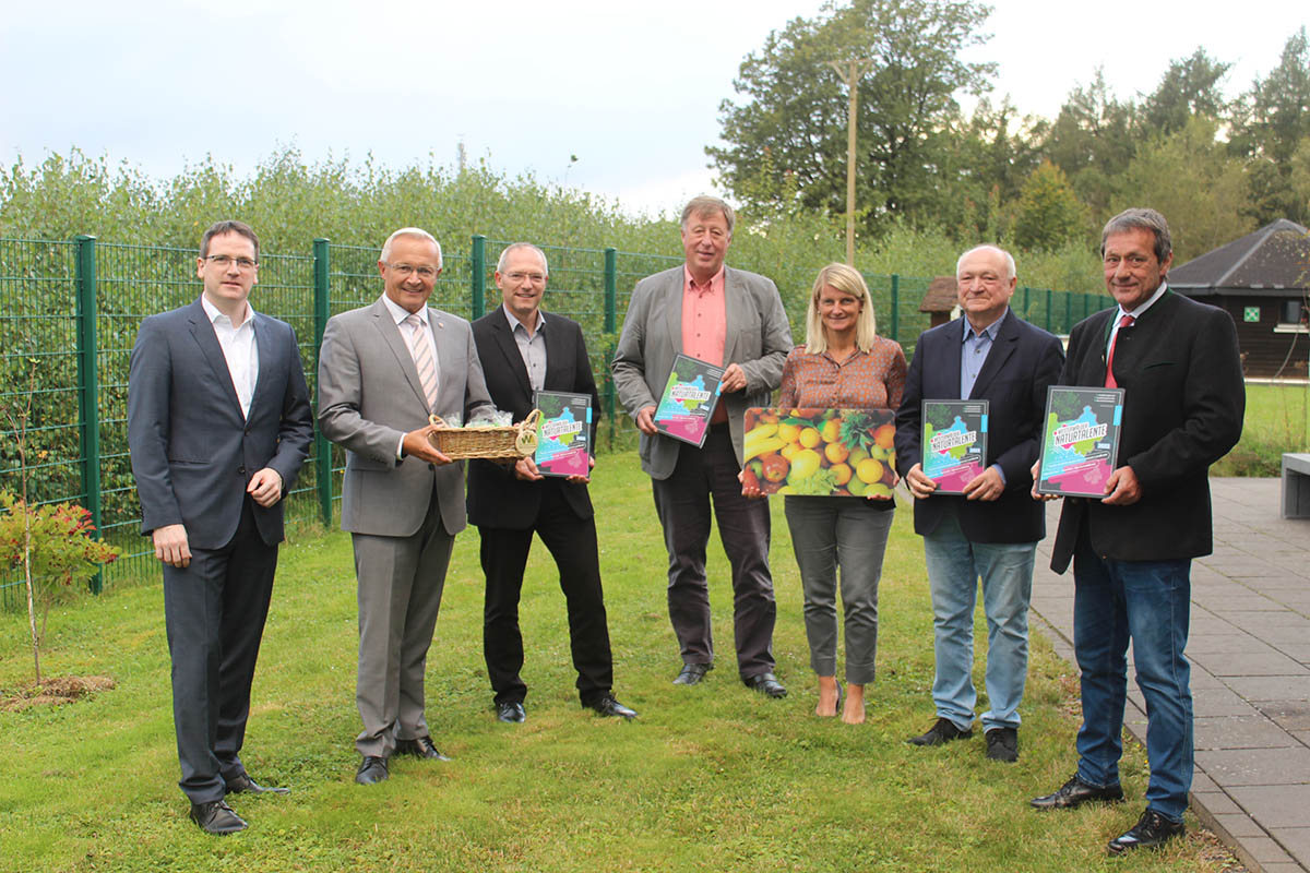 Im konstruktiven Austausch ber die Projekte der Wir Westerwlder gAR: Harald Schmillen, Achim Hallerbach, Jrgen Schmied, Horst Rasbach, Sandra Kster, Michael Lieber, Achim Schwickert. Foto: Wir Westerwlder