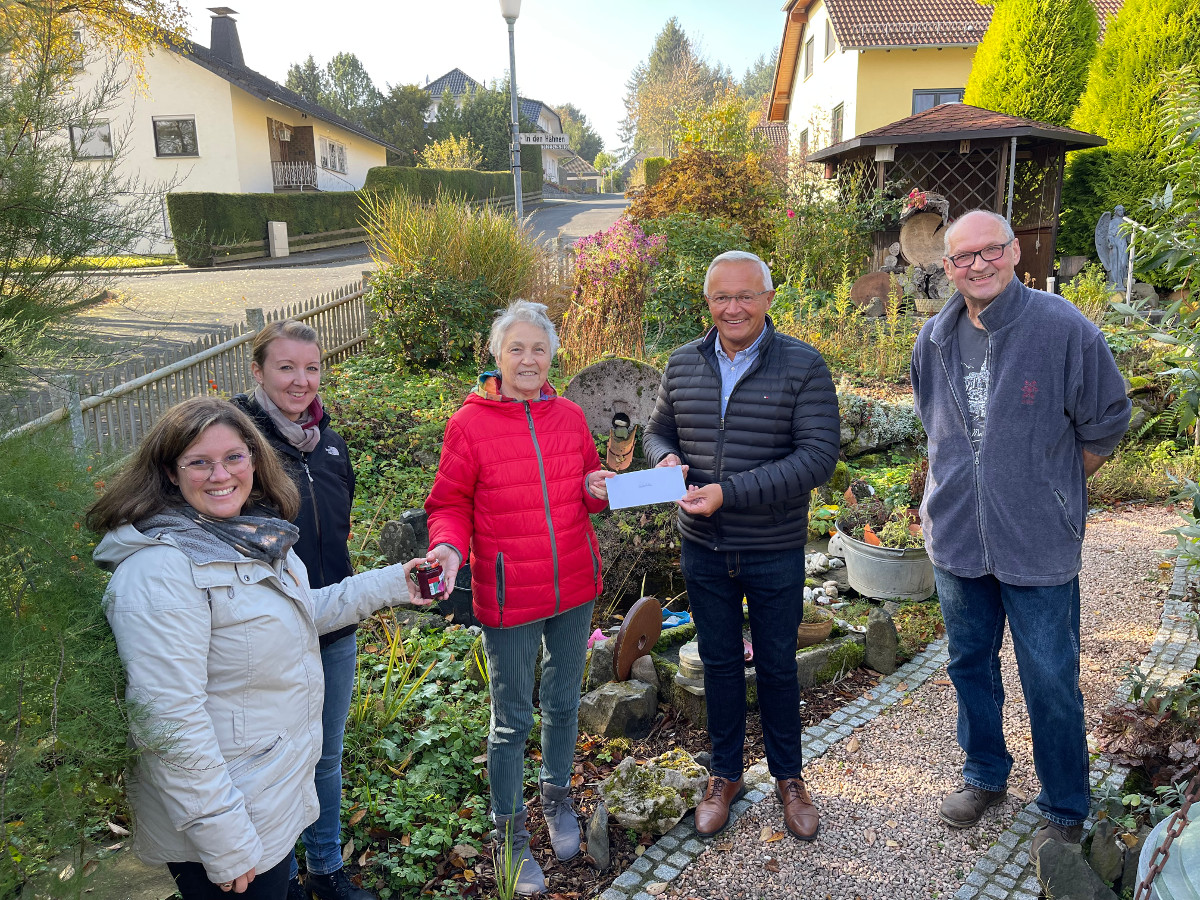 Freuen sich ber viel Leben im Vorgarten: (von links) Alena Linke von der Stadtverwaltung, Dieter und Angelika Mller, Landrat Achim Hallerbach, Gabi Schfer von der Stabsstelle Energie, Klima und Umwelt des Kreises. (Foto: KV Neuwied)