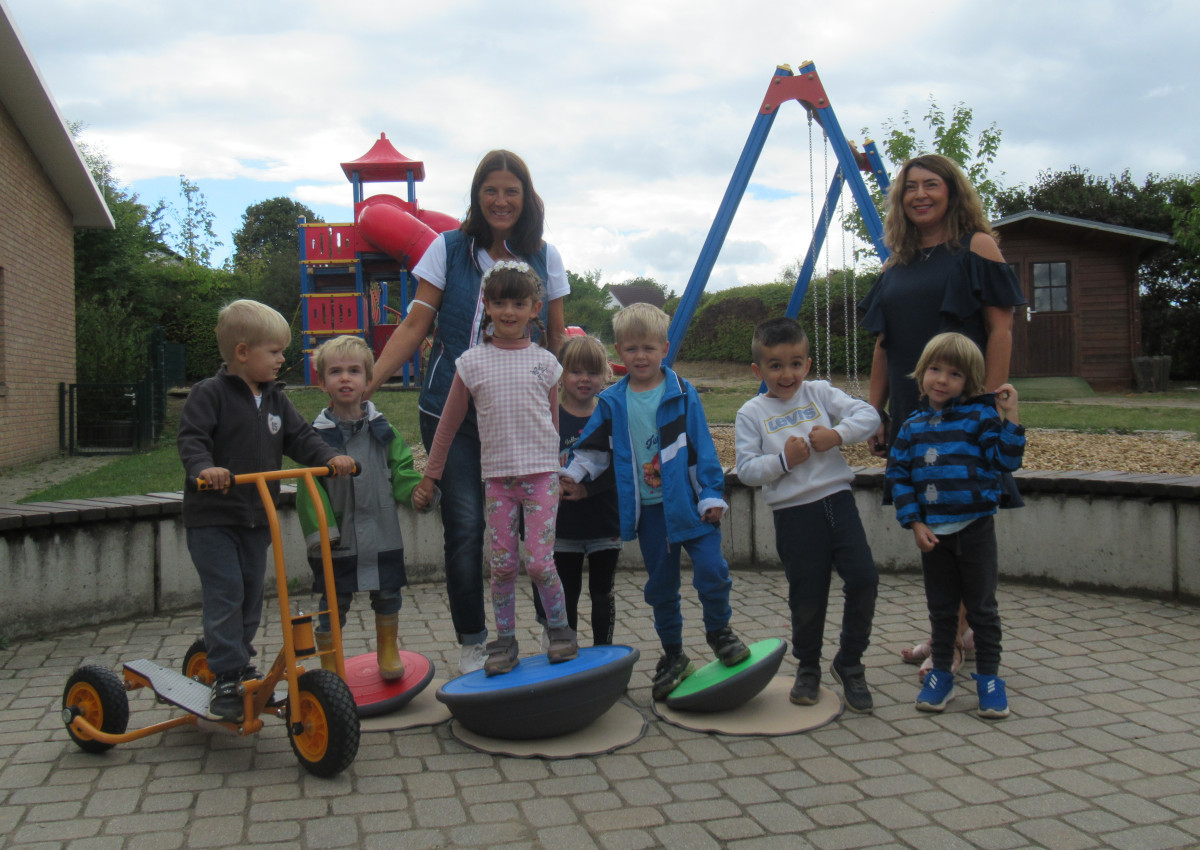 Kerstin Pinnen und Malaley Schoss berreichen Kalenborner Kindern die neuen Spielgerte. (Foto: Privat)