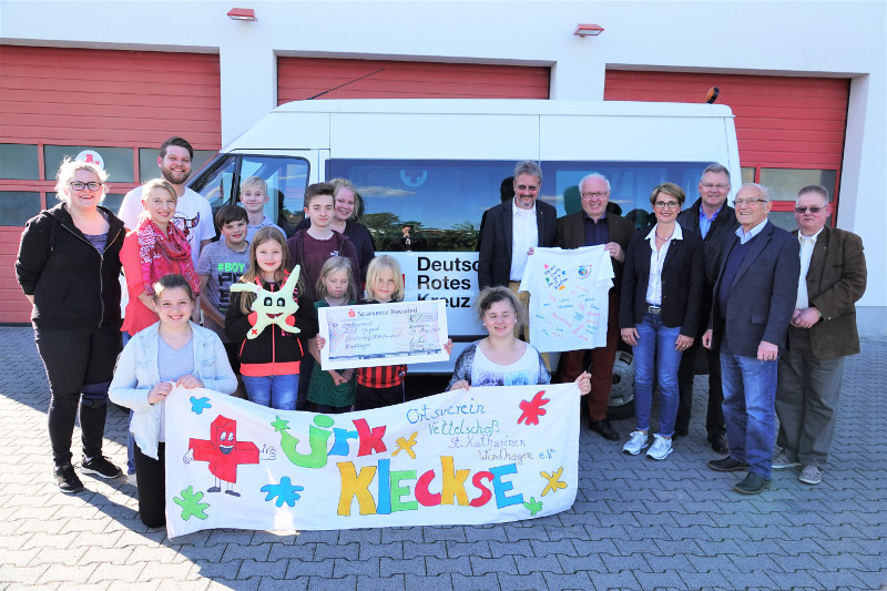 Der Lions Club Rhein-Wied hat eine Spende das Jugendrotkreuz bergeben. Foto: Privat