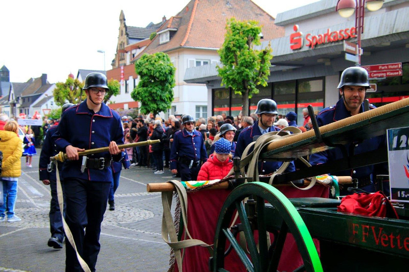 Die Feuerwehr Vettelscho war mit ihrer "Aahl Spretz" beim Bad Hnningener Festumzug dabei. Foto: Feuerwehr Vettelscho