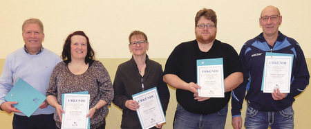 Johannes Schmidt, Ilonka Schneider, Sabine Sachtleben, Stefan Flender und Dietmar Hofmayer (von links) gehrten zu den zahlreich zu Ehrenden beim VfL Dermbach. (Foto: Verein) 