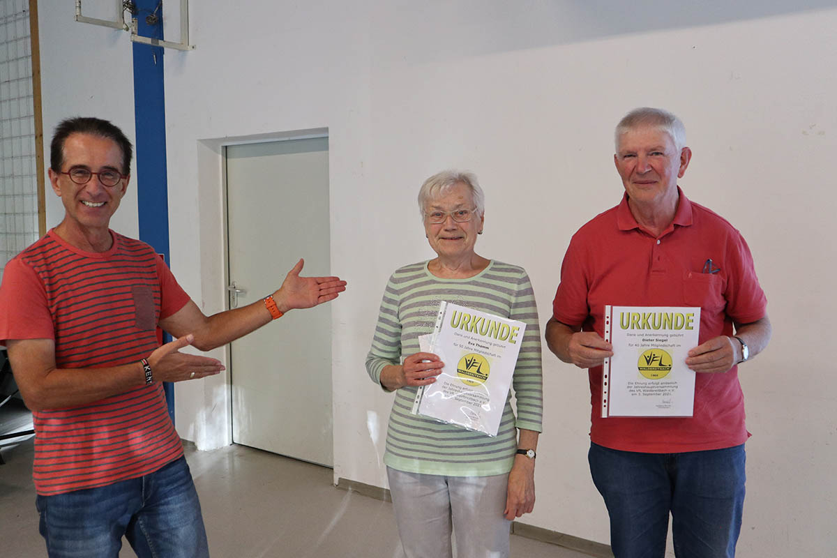 Der Vorsitzende des VfL Waldbreitbach, Wolfgang Bernath (links), dankt Eva Thamm fr ihre 50-jhrige Vereinsmitgliedschaft und Dieter Siegel fr 40 Jahre im Sportverein. Fotos: Verein
