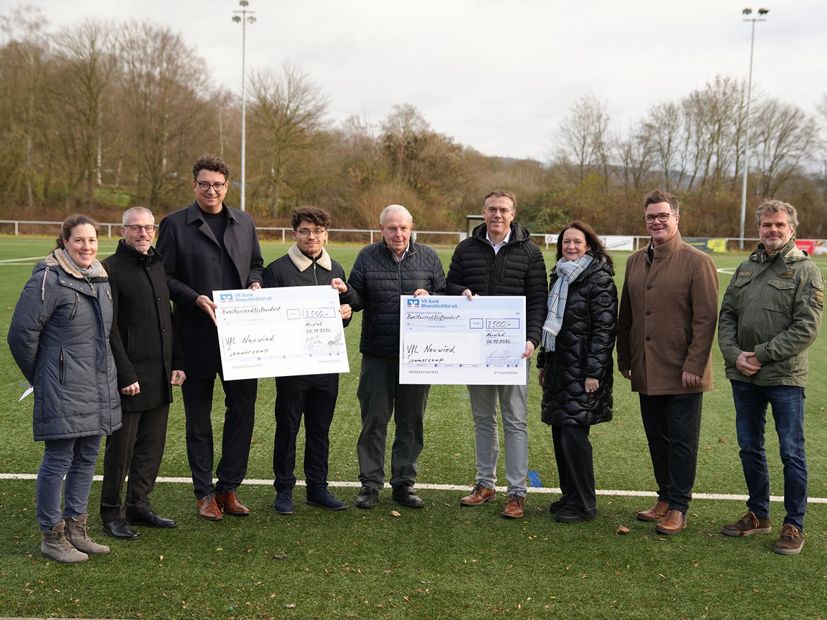 Auf dem Sportgelnde in der Bimsstrae nahm VfL Neuwied-Vorsitzender Klaus Dillenberger (Mitte) die Spenden aus den Hnden von Christian Kehr (3. von links) und Matthias Herfurth (2. von links) von der VR Bank Rhein-Ahr-Eifel und Udo Stmper (4. von rechts), von der Raiffeisendruckerei entgegen. (Foto: Lena Geisler)