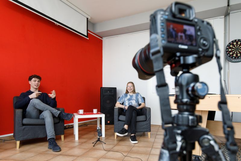 Sieben Wochen ohne Aufgeben: Auch ohne den Gottesdienst im Cinexx bleibt das Team der Jugendkirche Way to J mit anderen in Verbindung. Jede Woche verffentlichen die jungen Leute ein neues Video auf ihrem Youtube-Kanal Way to J Selters. Foto: Peter Bongard