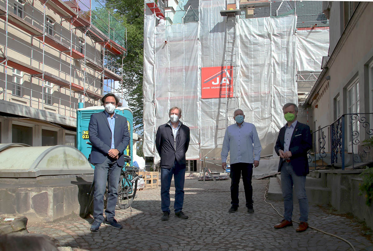 Im Hof der Villa Schaaffhausen, um die Baustelle zu besichtigen  v. l.: Fabiano Pinto (Geschftsbereichsleiter Stdtebau), Eigentmer Frank Lotz, Architekt Klaus Niehoff und Brgermeister Otto Neuhoff. Foto: Stadt Bad Honnef