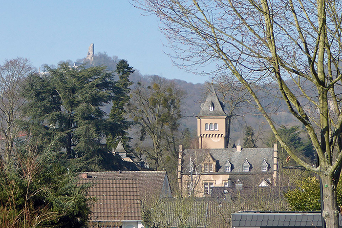 Ausblick auf den Drachenfels vom Stadtteil Rommersdorf-Bondorf mit Villa Schaaffhausen. Foto: Stadt Bad Honnef
