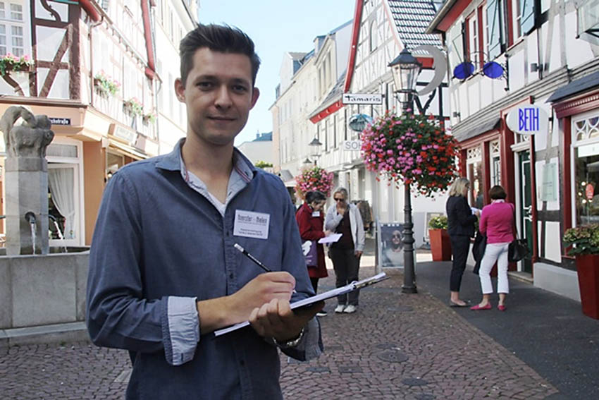 Einer der Interviewer der IFH Kln, der die Besucherinnen und Besucher in der Bad Honnefer Innenstadt befragte  die Gesamtbewertung verbesserte sich. Foto: Stadt Bad Honnef