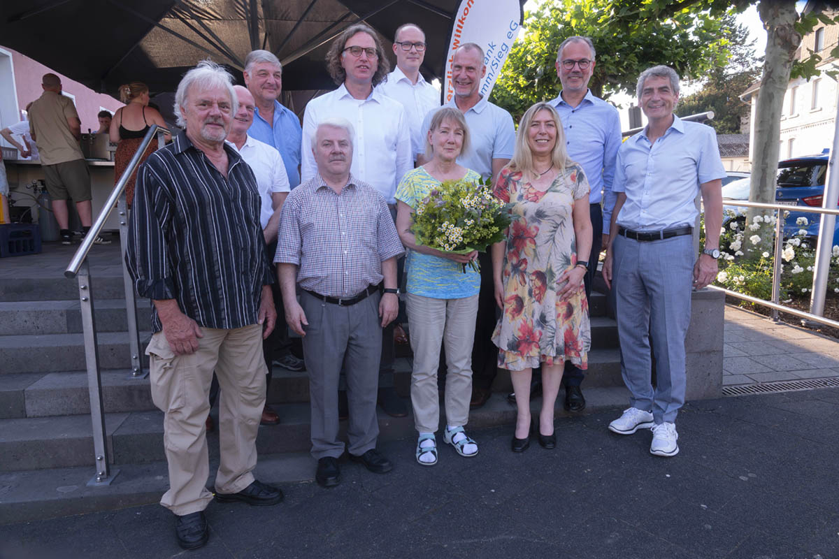 Vorstand und Aufsichtsrat mit den anwesenden geehrten Mitgliedern. Foto: Wolfgang Tischler