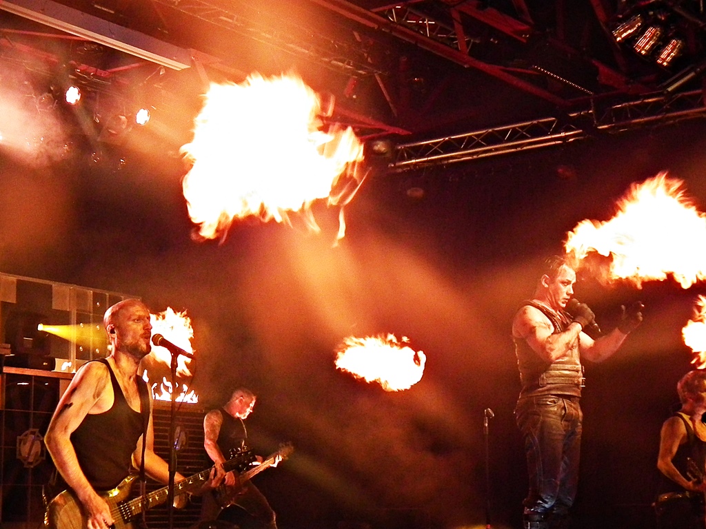 Die Feuershow der Rammstein Cover-Band heizte dem Publikum gewaltig ein. Fotos: Regina Steinhauer 