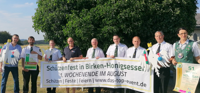 Die St.-Hubertus-Schtzenbruderschaft in Birken-Honigsessen ermittelt beim Vogelschieen die Nachfolgerin von Vorjahresknigin Karin Hake (rechts). (Foto: Verein)