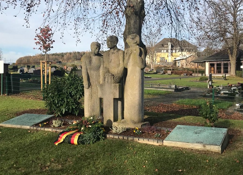 Kranzniederlegung am Ehrenmal an der St. Barbara Kirche in Katzwinkel (Foto: Ortsgemeinde)