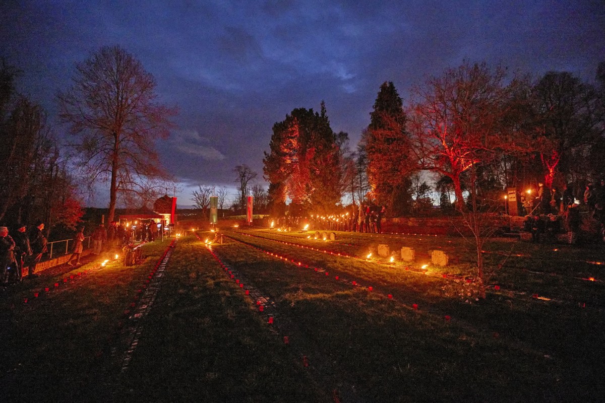 Am Volkstrauertag wird der Friedhof in Montabaur in den Abendstunden feierlich erleuchtet (Foto: Nitz Fotografie)