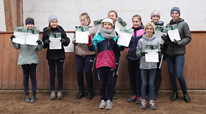 Die Teilnehmer zum Voltigierabzeichen (v.l.): Jara Klein, Maria Hof, Hannah Menk, Fine Schellinger, Jana Bschleb, Melina Pucha, Lea Francke, Marielena Maxein, Milena Schnsee. Foto: Julia Jger.
